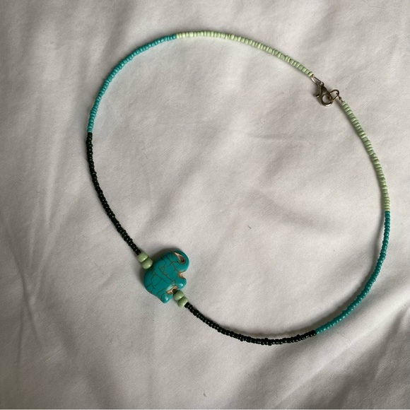 Short beaded necklace with elephant charm - Picture 5 of 6